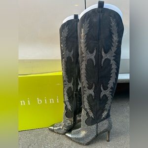 Never worn, just changed my mind. Too late to return. Regular calf.